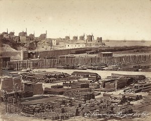 Hage for byggematerialer, vindmøller er i bakgrunnen, i Alexandria, Egypt av Félix Bonfils
