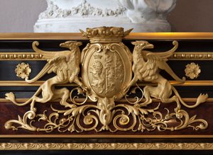 Detalj av et møbel dekorerer våpenskjoldet til Brignole Sale-familien av ebenisten Guillaume Grohe (1808-1885) etter en tegning av Felix Duban (1798-1870). Leilighetene til Maria Brignole Sale De Ferrari, hertuginne av Galliera (1811-1888), furn av Felix Louis Jacques Duban