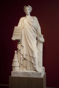 Den franske republikk. Representert som en kvinne kledd i en antikk drapering og holder en plakett med mottoet "Liberte, Egalite, Fraternite", representerer bikuben ved føttene fruktbarhet og orden, øksen og bjelken er maktsymboler, denne allegorien gjengi av Ferdinand Taluet