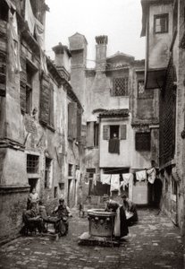 En gårdsplass omgitt av bygninger i Venezia, ca. 1880