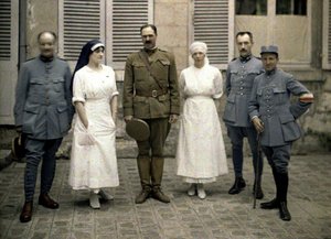 Franske militærleger og sykepleiere foran Saint-Paul Hospital, Soissons, Aisne, Frankrike, 1917 (autokrom) av Fernand Cuville