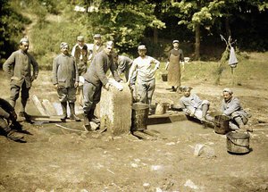 Gruppe franske soldater som vasker ved en brønn, Soissons, Aisne, 1917 (autokrom) av Fernand Cuville