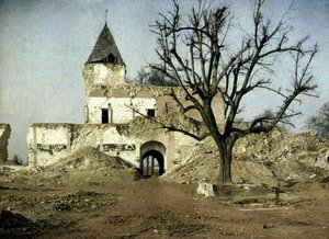 Sterkt skadet slott, og treet der Napoleon III en gang hvilte, Ham, Somme, Frankrike, 1917 (autokrom)