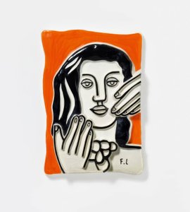 Gesicht mit zwei Händen auf orangefarbenem Hintergrund