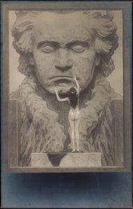 Sett bakfra av en handling foran et portrett av Beethoven av Fidus