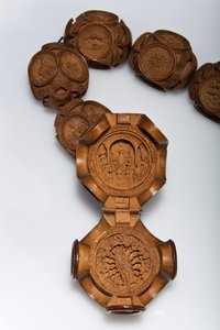 Henry VIIIs rosenkrans, detalj av den åpne Pater-perlen (buksbom) av Flemish School