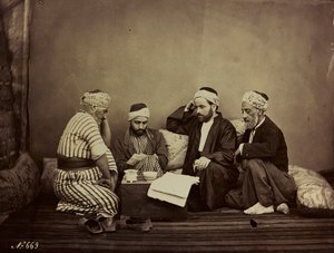 Album Damas et Baalbek : En gruppe syrere som sitter rundt et bord av Félix Bonfils