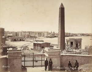 Alexandria, Egypt: Obelisken av Cleopatra, med fire menn som poserer for fotografiet av Félix Bonfils