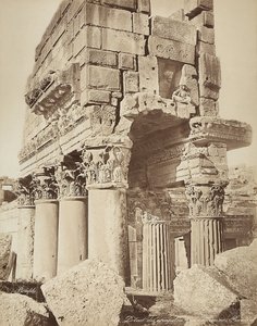 Detalj av pronaos til Bacchus-tempelet, i den arkeologiske sonen Heliopolis eller Baalbek, gammel syrisk by, nå Libanon av Félix Bonfils