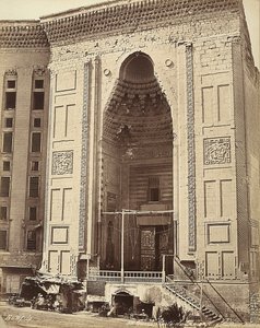 Dør til moskeen til Sultan Hassan, i Kairo, Egypt av Félix Bonfils