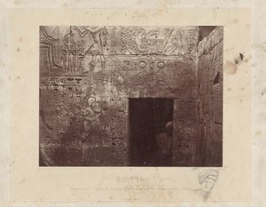 Mann i en døråpning i tempelet til Ramses III i Egypt Skulpturer i Ramesses III-tempelet, på baksiden av den andre gårdsplassen, til høyre (Karnak) - Theben (tittel på objektet) Egypt (serietittel på objekt) av Félix Bonfils