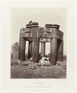Man op av qubba van Douris, nær Baalbek Syria. Dome of Douris, på sletten Bekàa - Balbek (tittel på objekt) Antikkens arkitektur: Egypt, Hellas, Lilleasia: fotoalbum (serietittel) av Félix Bonfils