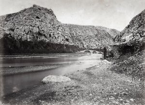"Nahr el-Kalb" (elven til hunden) blant fjellene i Libanon, nær Beirut, i Palestina