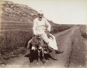 Portrett av en bonde fra rundt Haifa. Mannen rir på et esel av Félix Bonfils