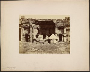 Rektangulær domstol, Baalbek av Félix Bonfils