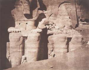 Abo-Sembil, Grand Spéos, kolossale statuer sett fra den nedre delen, 1851-52. av Félix Teynard