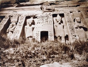 Abou-Semblil, Petit Speos, sentral del av fasaden, ca. 1853-54 av Félix Teynard