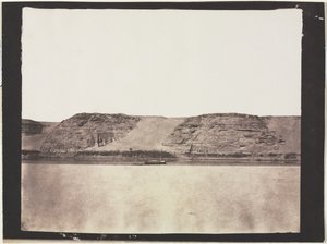 Generell utsikt over monumenter hugget inn i berggrunnen med fotografens Dahabieh. Abu Simbel av Félix Teynard