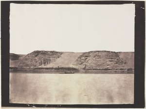 Generell utsikt over monumenter hugget inn i berggrunnen med fotografer Dahabieh. Abu Simbel, 1851-1852. av Félix Teynard