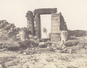 Karnak Theben, First Pylon - Ruins of the Gate and the Colossi, ..., 1851-52, trykt 1853-54. av Félix Teynard