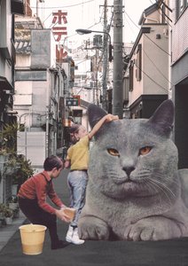 Barn som vasker en gigantisk katt i Tokyo-gatene