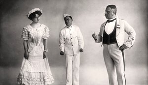 Florence Jameson, Reginald Switz og Alfred Clarke i en scene fra The Blue Moon, 1900-tallet. av Foulsham and Banfield