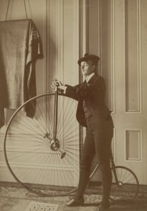 Inne i huset med en Penny Farthing-sykkel, ca. 1890 (sepia-bilde) av Frances Benjamin Johnston