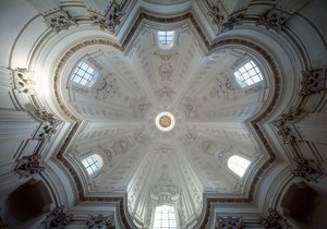 Innvendig utsikt over kuppelen til kirken St Ivo alla sapienza av Francesco Borromini