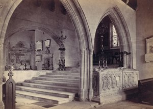 Monumenter og kanseltrapper, Tenby kirke, 1870-tallet. av Francis Bedford