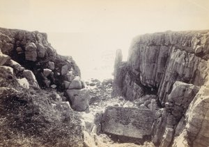 [Rocky Inlet with Seascape], 1870-tallet. av Francis Bedford