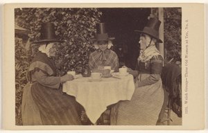 Walisisk gruppe - Tre gamle kvinner til te, nr. 3 av Francis Bedford