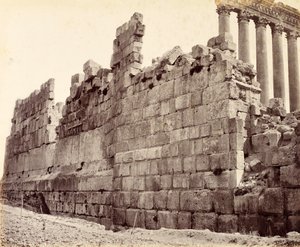 Vestenden av ytterveggen til Soltempelet i Baalbek