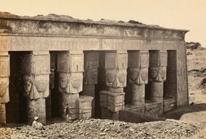 "Egypt og Palestina": fasade av pronaos til tempelet fra romertiden dedikert til gudinnen Hathor i Dandara, Øvre Egypt av Francis Frith