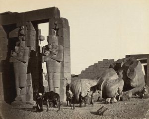 Fallen statue ved Ramesseum, Theben av Francis Frith