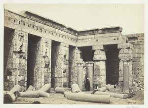 Interiørretten i Medinet Habbo, Theben, 1857. av Francis Frith