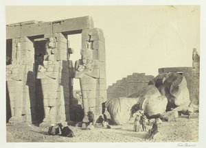 Osiris Pillars and Great Fallen Colossus, ved Memnonium, Theben, 1857. av Francis Frith