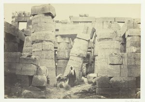 Søyler i den store salen, Karnac, 1857. av Francis Frith