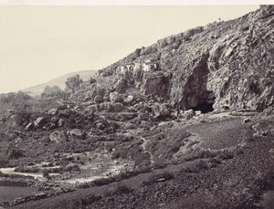 Hovedkilden til Jordan, strømmer fra en hule nær Banias, nær stedet for ..., ca. 1857. av Francis Frith
