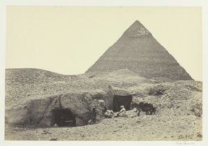 Steingraver og Belzonis pyramide, Gizeh, 1857. av Francis Frith