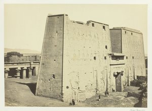 Den store pylonen ved Edfou, Øvre Egypt, 1857. av Francis Frith