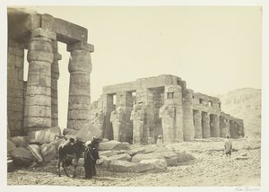 Memnonium, Theben, fra sletten, 1857. av Francis Frith