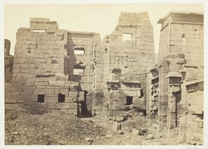 Temple Palace, Medinet-Haboo, ca. 1857. av Francis Frith
