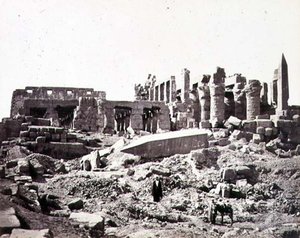 El-Karnak-tempelet fra sørøst, ca. 1856-59 (sepia-bilde) av Francis Frith