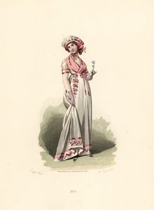 Kvinne i hvit kjole, rosa fichu og corsage.