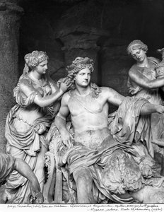 Apollo pleiet av nymfene i lunden til Apollo-badene, henrettet med bistand fra Thomas Regnaudin (1622-1706) 1666-75 (detalj) (se 242847, 242849) (marmor)