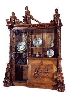 Møbler: bokhylle av valnøtt og smijern laget av Francois Hubert Carabin (1862-1932) 1890 Søn. 2,9 m Paris. Orsay museum av Francois Rupert Carabin
