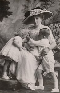 Dronning Victoria av Spania med prins Alfonso, prinsesse Maria Christina og prinsesse Beatrice, 1911. av Frank Arthur Swaine