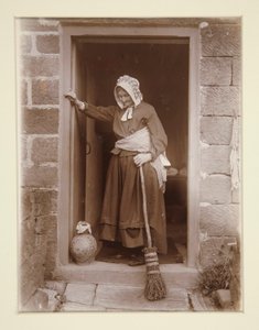 En gammel dame med en gjærflaske ved en hyttedør av Frank Meadow Sutcliffe
