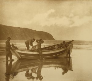 Beaching the Gratitude, ca. 1890-tallet (gelatinsølvtrykk med toning) av Frank Meadow Sutcliffe