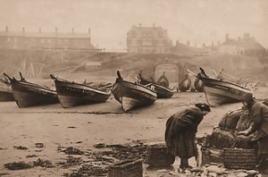 Kvinner laster fisk i kurver fra fiskebåtene, Whitby Harbor
